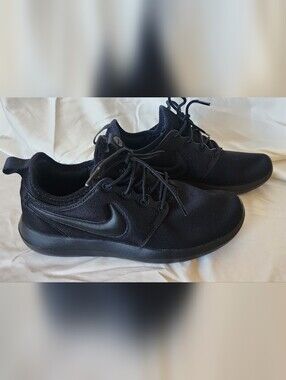 Nike Roshe Two Women’s Black Low-Top Casual Sneakers